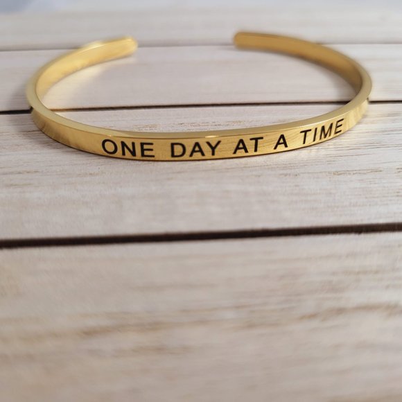 Motivational Bracelets - One Day At A Time Bracelets in GOLD - Picture 2 of 6